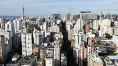 Kalabalık şehir silueti sayısız bina ile kentsel konsantrasyonu modern konutları ve büyük ölçekli şehir gelişimini gösteriyor