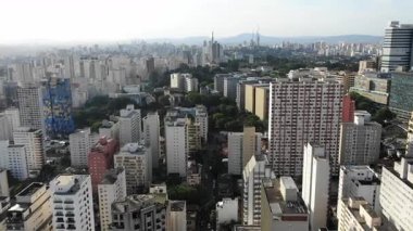 Çağdaş kentsel planlama ve nüfus yoğunluğunu yansıtan tek katlı apartman blokları olan yoğun metropol silueti