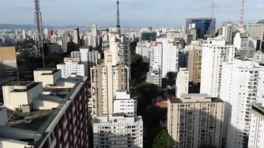 Yoğun şehir silueti, yüksek binalar, kompakt şehir kumaşı ve modern metropol karakteri oluşturur.