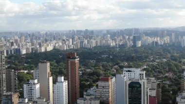 Büyük ölçekli modern yaşam ve uzamsal yoğunluğu gösteren yoğun yapı kümelerinin hakim olduğu şehir silueti