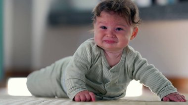 Bebek karnını kaldırırken ağlar, erken gelişim sırasında rahat bir ortamda hareket etmeye çalışırken rahatsızlığını ve hayal kırıklığını ifade eder.