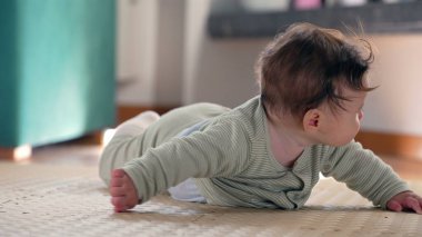 Bebek paspasın üzerinde yatıyor, yan tarafa yuvarlanıyor ve oyun sırasında sakin bir pozisyonda dinleniyor. Ev ortamında vücut hareketlerini keşfediyor.