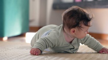 Bebek paspasın üzerinde yatıyor, yan tarafa yuvarlanıyor ve oyun sırasında sakin bir pozisyonda dinleniyor. Ev ortamında vücut hareketlerini keşfediyor.