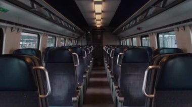 Ön manzara aşağı demiryolu kabin koridor boş yolcu koltukları vurgulama ve temiz iç yansıtma kentsel hareketlilik rutin ve sakin banliyö ayarları