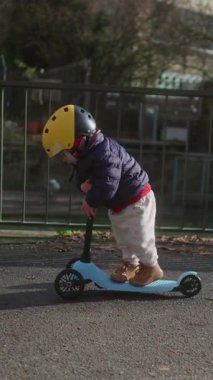 Küçük çocuk, dengelenmiş koordinasyon büyüme özgüveni ve açık havada öğrenmeyi yansıtmadan önce gidonu tutarken neredeyse düşmek üzere olan bedeni eğiyor