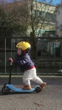 Genç çocuk, bağımsızlık koordinasyonunu, merakı ve aktif aile yaşam tarzını yansıtan korkulukların ve ağaçların arasından sürekli olarak süzülüyor.