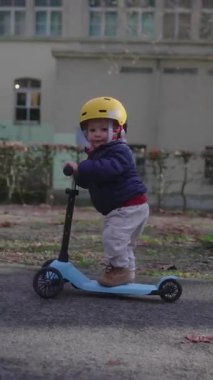 Küçük çocuk ağaçlar arasında hareket ederek denge koordinasyonunu, bağımsızlığı ve dışarıda neşeli aile aktivitelerini yansıtıyor.