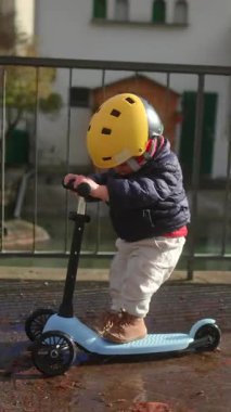 Küçük çocuk gidonu kavrıyor ve trabzan boyunca ilerliyor. Konsantrasyon koordinasyonu, bağımsızlık ve sağlıklı açık hava aktivitesi.