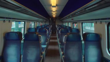 Kamera, yolculuktan dakikalar önce boş yolcu treni koridorunda ilerliyor. Hareketlilik, durgunluk, günlük ulaşım ritmi ve yansıtıcı yolculuk duraksamaları aktarılıyor.