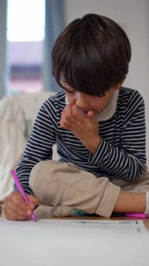 Kalem, düşünceli ifade, yaratıcı aktivite, çocukluk konsantrasyonu, sanatsal keşif, kapalı alanda öğrenme, sanat projesine odaklanma, günlük çevre.