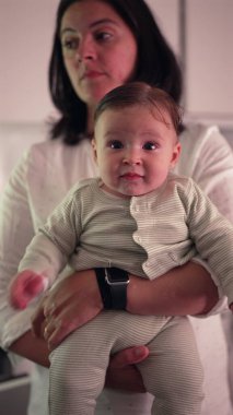 Anne kucağında baş parmak emen bir bebek, konfor, bakım, yatıştırıcı jest, otantik ebeveyn-çocuk bağı, sıcaklığı ve sevgisi günlük aile hayatında