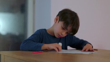 Çocuk çalışmaları yoğun konsantrasyon ile cevap ayarlama ve sessiz ev eğitimi süresince akademik zorluklarla çalışma