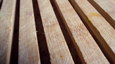 Sığ oyukları ve dayanıklılığı, işçiliği ve işlevsel çalışma alanı tasarımını aktaran doğal kusurları olan aşınmış ahşap tahtaların ayrıntılı makro perspektifi