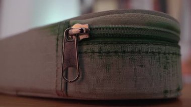 Görünür dikiş ve fermuar çekme ile yeşil tuval çanta makro perspektif nakliye organizasyon, depolama ve pratik öğrenci aksesuar konsepti