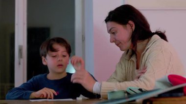 Ebeveynler, evde akademik görevleri olan, duygusal gerilim ve yorgunluk ortaya çıktıkça eğitim sürecine odaklanan ve öğrenme desteği alan çocuklara yardımcı oluyor.