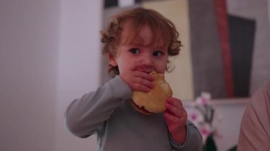 Hamburger yiyen, çiğneyen, dürüst ebeveynlik yapan küçük bir çocuğun doğasında beslenme, merak ve günlük hayatı yansıtmak var.