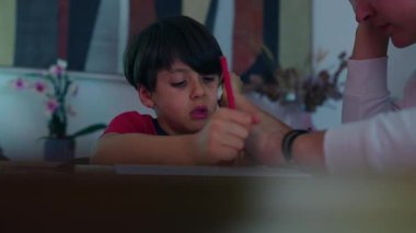 Çalışma kitabında yazdığı gibi esneyerek ağzını açan çocuğu yakından görmek, yorgunluğu, konsantrasyonu ve günlük okul çabalarını ifade eden otantik ev sahnesi