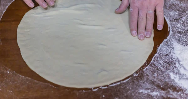 Twee Handen Beginnen Een Ronde Vorm Geven Aan Pizza Een — Stockfoto