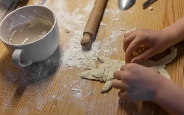 Çocuğun Elleri Ahşap Masada Ekmek Hamuru Ile Yapılmış Bir Figür — Stok fotoğraf