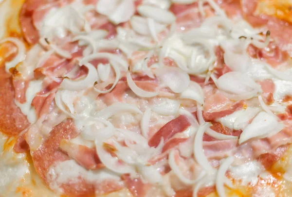 Pizza Italiana Con Tomate Salami Tocino Cebolla Sobre Mantel Cuadros —  Fotos de Stock