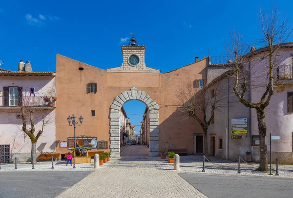 Klockan Ovanför Ingången Till Den Gamla Byn Orvinio Provinsen Rieti Stockfoto