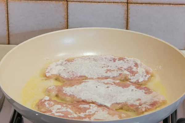 Cocinar Escalopes Cerdo Mientras Fríe Una Sartén — Foto de Stock