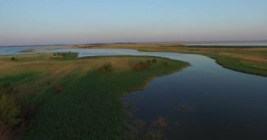 Sunrise güzel göl ve Adaları üzerinde uçuş