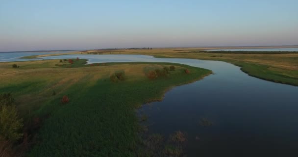 Vol au lever du soleil sur le magnifique lac et les îles 