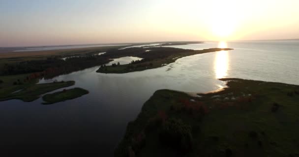 Voo ao nascer do sol sobre o belo lago e ilhas — Vídeo de Stock