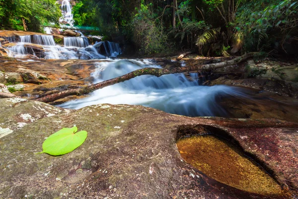 El flujo de la cascada Lata Kinjang — Foto de Stock