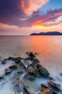 Gün batımı sırasında Yoldaşlığı kükreyen çarpıcı görünümü