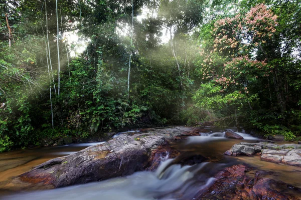 El hermoso rayo de luz en la cascada de Ulu Paip — Foto de Stock
