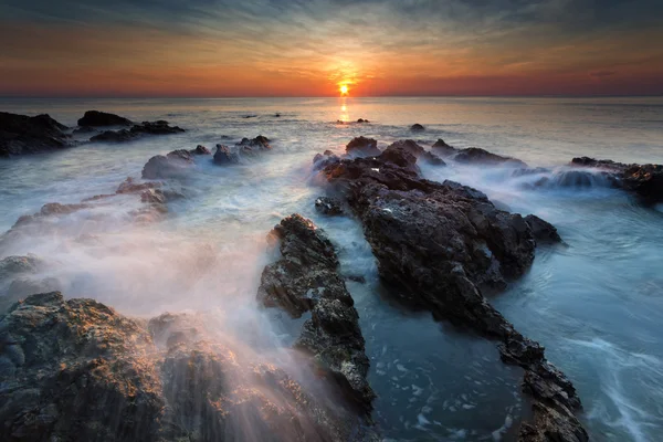 A drámai véve a hullám fröcskölt a rock során sunrise Beach Pandak — Stock Fotó