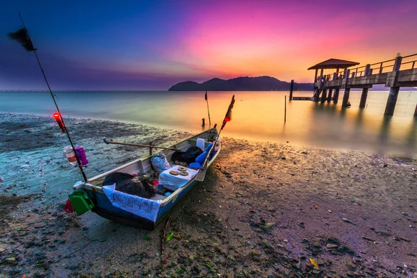 La splendida vista panoramica della barca dei pescatori parcheggiata durante il tramonto — Foto Stock