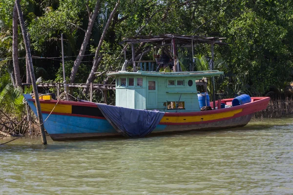 O barco de pescador de madeira ancorado no lado do rio — Fotografia de Stock