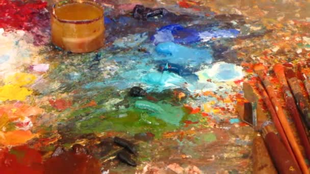 Palette d'art avec peintures et pinceaux. — Video