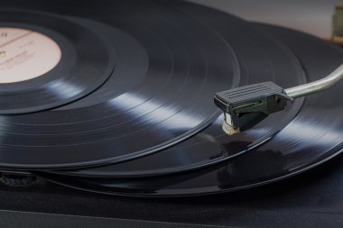 plak çalar melodi dönen bir disk üzerinde