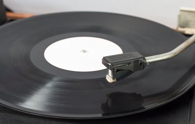 plak çalar melodi dönen bir disk üzerinde