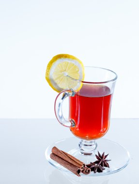 Fincan yeşil çay tarçın ve baharatlar ile. Limon ile