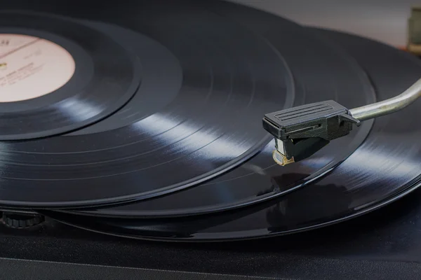plak çalar melodi dönen bir disk üzerinde