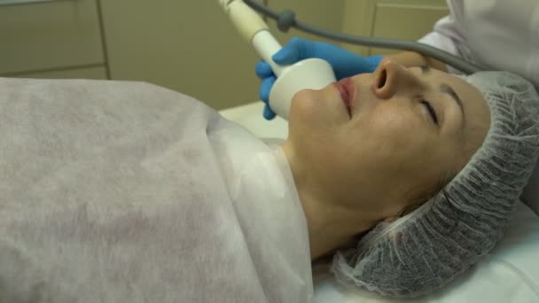 Facial verjonging met behulp van rf-opheffing — Stockvideo