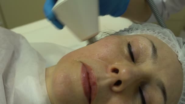 Procedimiento para alisar la piel facial — Vídeos de Stock