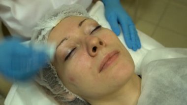 Güzellik uzmanı kadın yüz temizleme işlemi