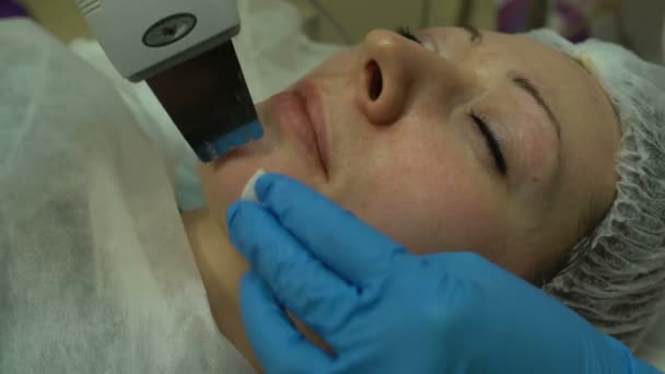 Twarz kobiety ultradźwiękowe czyszczenie — Wideo stockowe