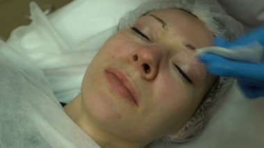 Ultrason kadınların yüz temizlenir