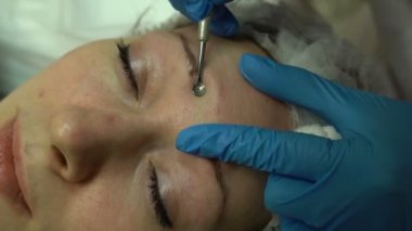 Bir kadın bir temizlik geçer yüz