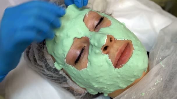 Médecin faisant outre du masque cosmétique sur le visage — Video