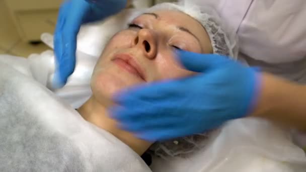 Los médicos manos masajeadas cara mujeres — Vídeo de stock