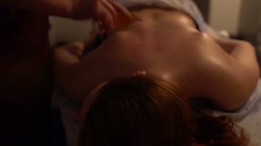 Kazıyıcı guaş masaj. Sırt masajı.