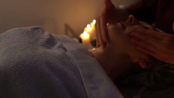 Ansiktsmassage i skönhetssalongen — Stockvideo